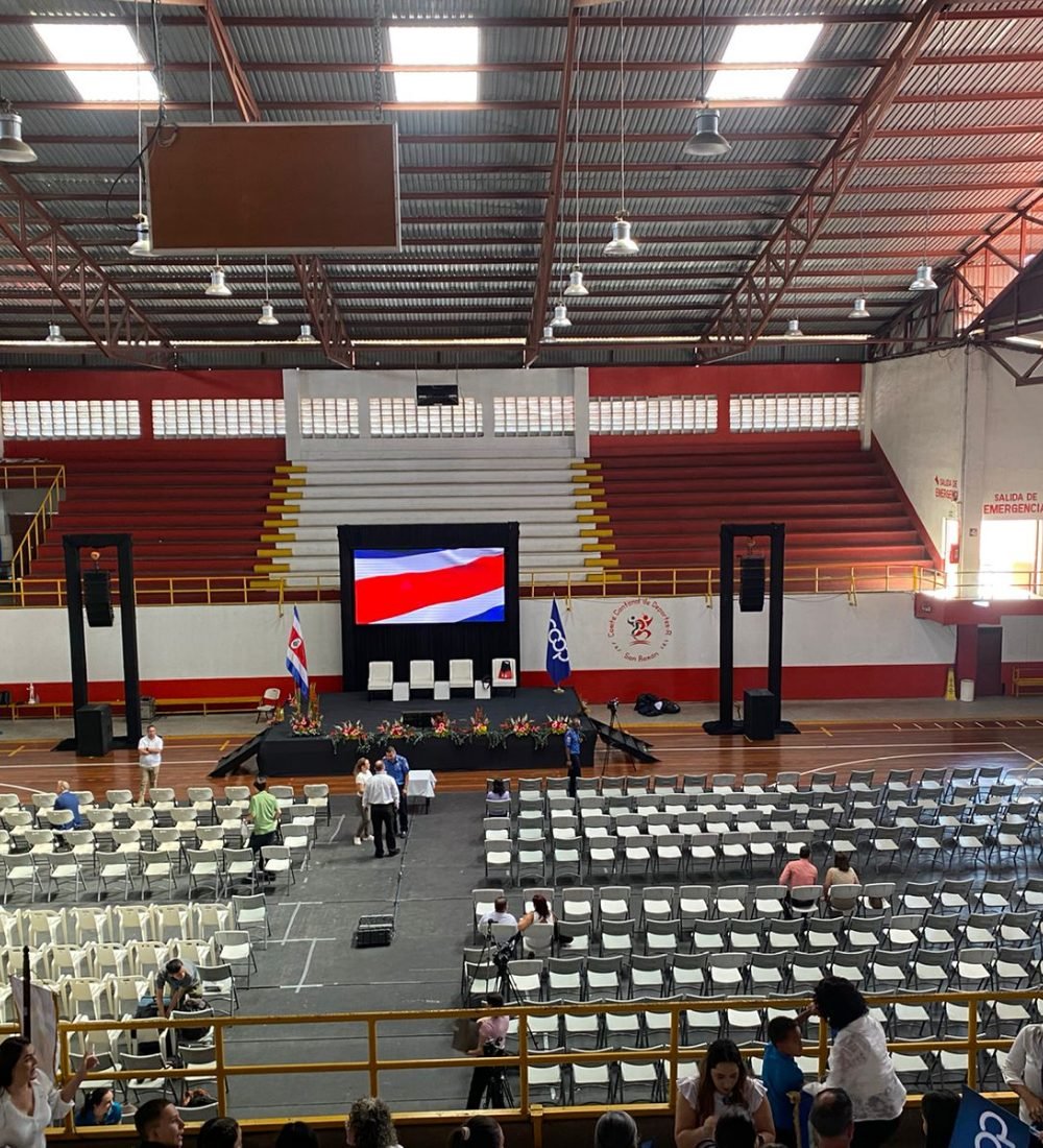 Acto oficial con tarima, pantalla y bandera de Costa Rica montado por SS Producciones