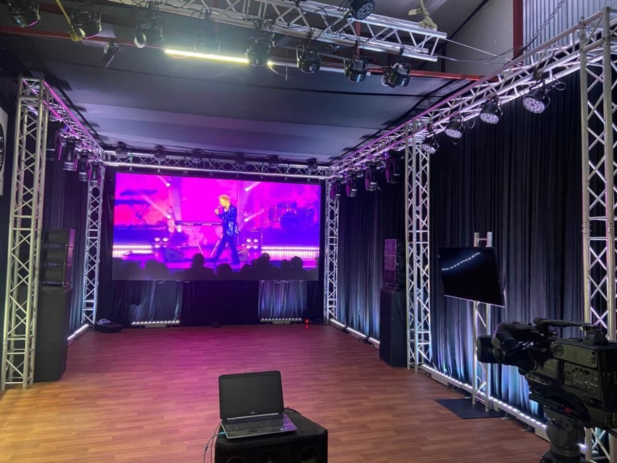 Concierto con tarima, iluminación escénica y pantalla LED de SS Producciones