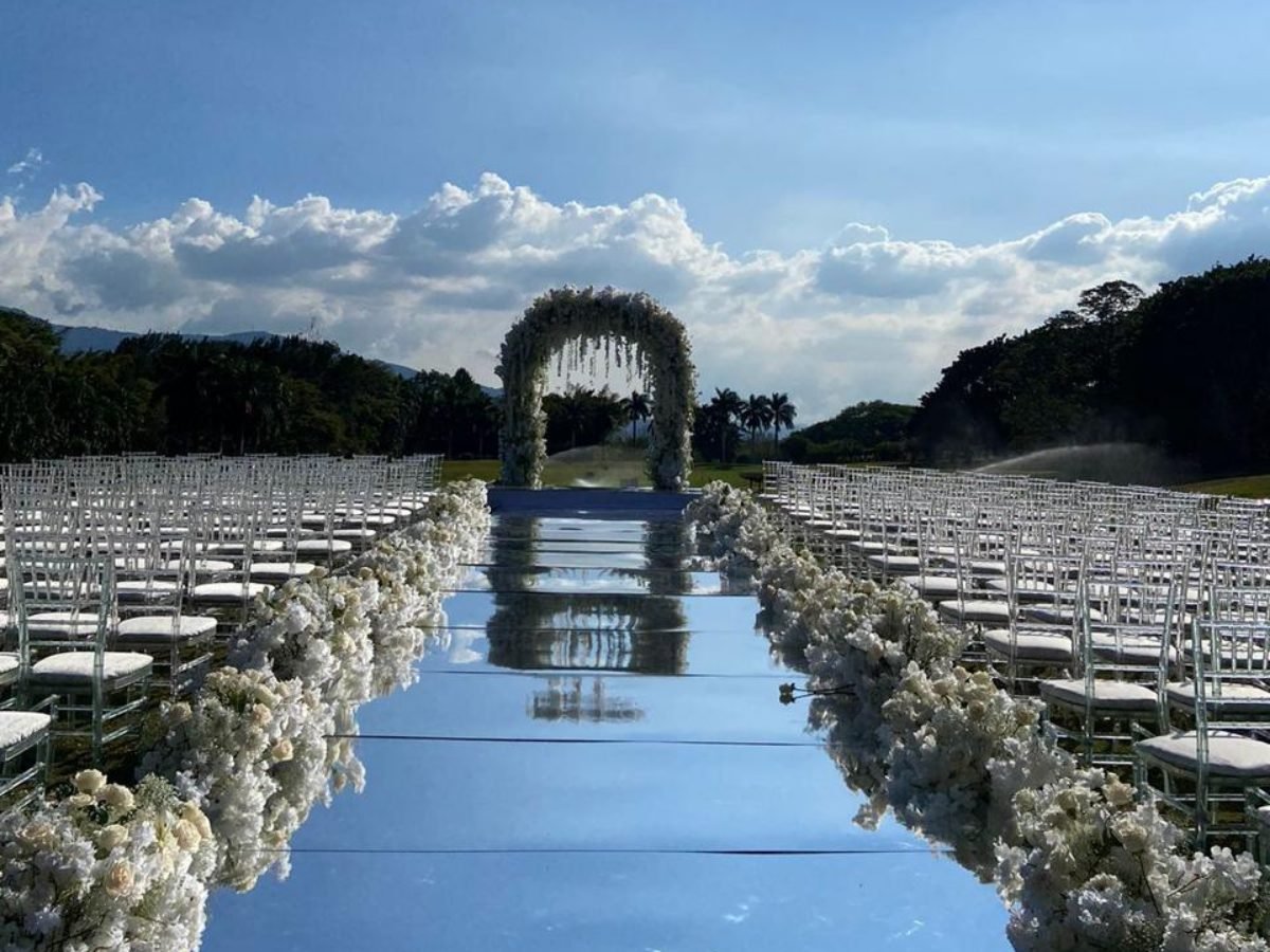 Recepción de boda con decoración floral y pista de baile montada por SS Producciones